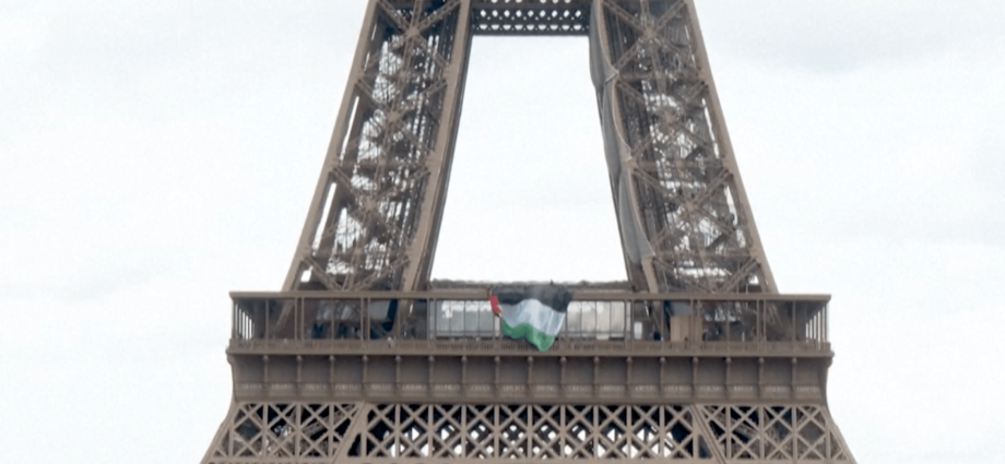 activists-hang-palestinian-flag-on-the-eiffel-tower-for-nakba-day