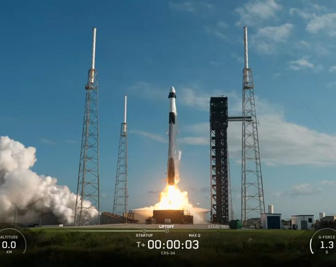 spacex-dragon-lifts-off-to-resupply-expedition-74-crew