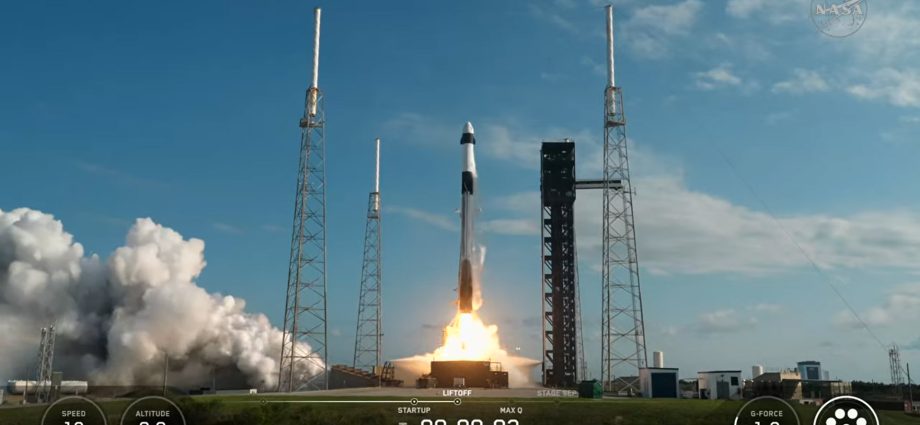 spacex-dragon-lifts-off-to-resupply-expedition-74-crew