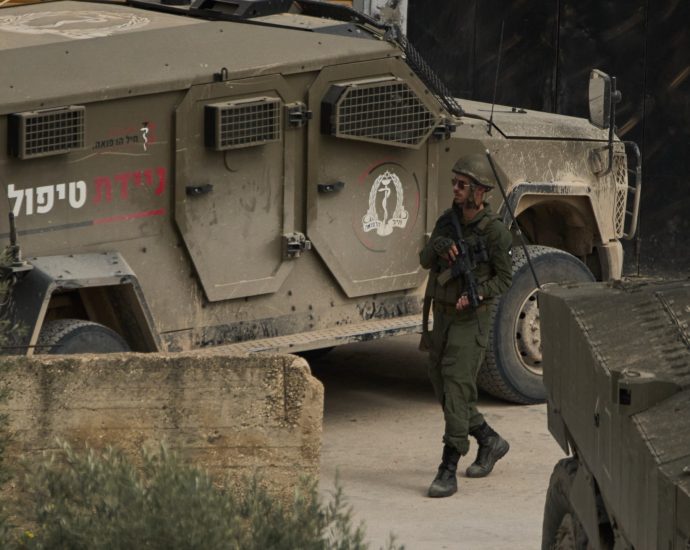 israeli-army-kills-palestinian-man,-raids-homes-in-occupied-west-bank