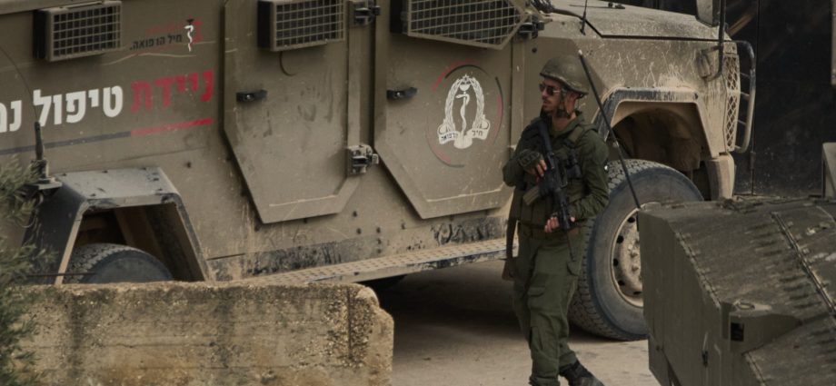 israeli-army-kills-palestinian-man,-raids-homes-in-occupied-west-bank