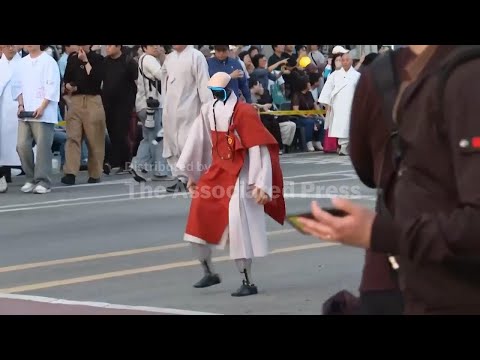 humanoid-robot-monks-and-colorful-lanterns-feature-in-south-korea-parade-ahead-of-buddha’s-birthday