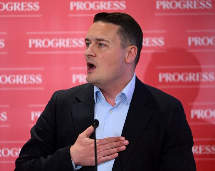 uk-ex-health-minister-says-will-run-to-replace-prime-minister-keir-starmer