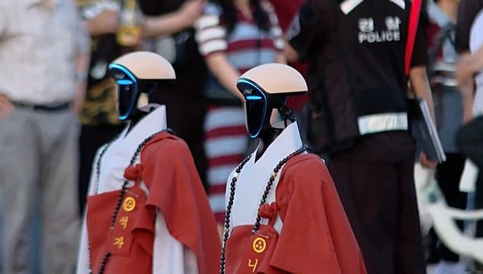 south-korea:-thousands-watch-robot-monks-march-through-seoul’s-historic-streets