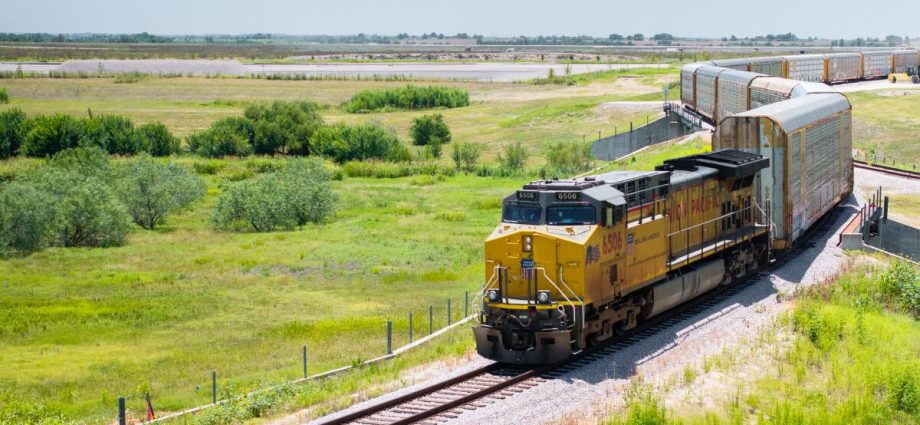 train-car-found-with-6-dead-migrants-inside-came-from-long-beach,-officials-say