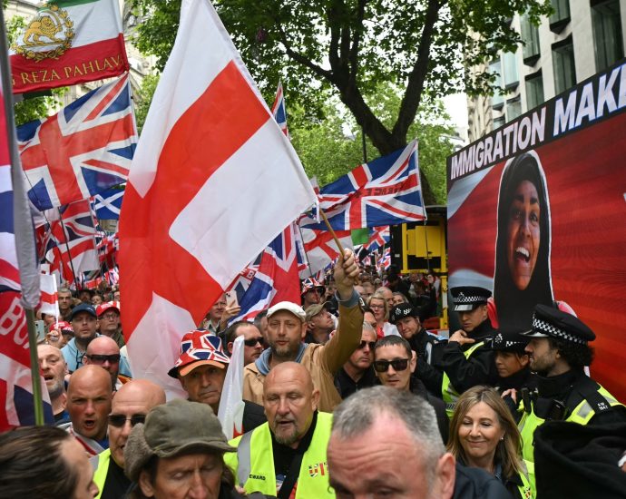 activists-troll-far-right-uk-rally-with-giant-pro-immigration-clip