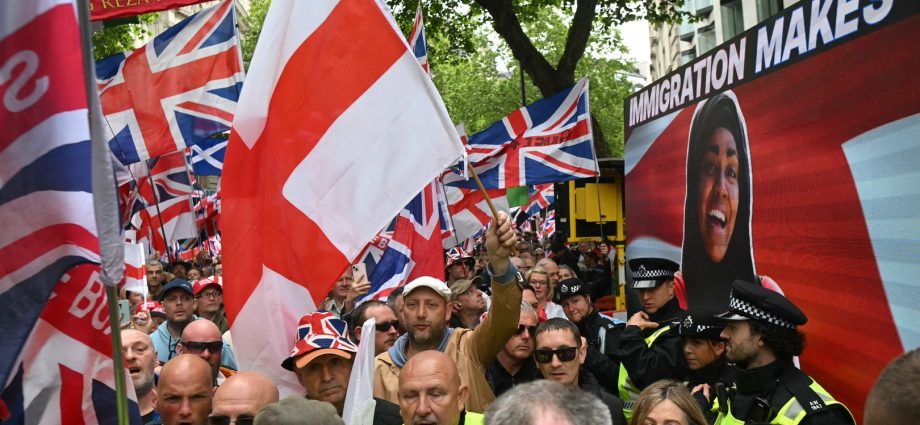 activists-troll-far-right-uk-rally-with-giant-pro-immigration-clip