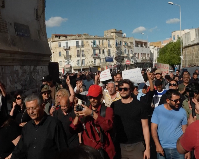 tunisians-rally-amid-economic-crisis-and-political-arrests