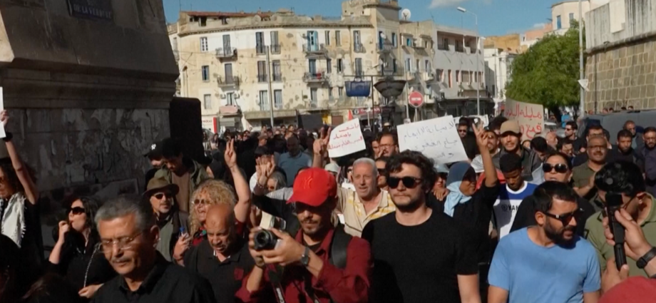 tunisians-rally-amid-economic-crisis-and-political-arrests