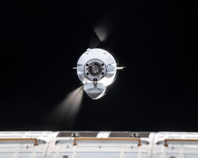 spacex-dragon-approaching-station-packed-with-science-and-supplies
