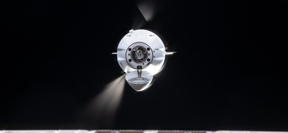 spacex-dragon-approaching-station-packed-with-science-and-supplies