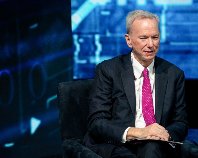 former-google-ceo-eric-schmidt-booed-during-graduation-speech-about-ai