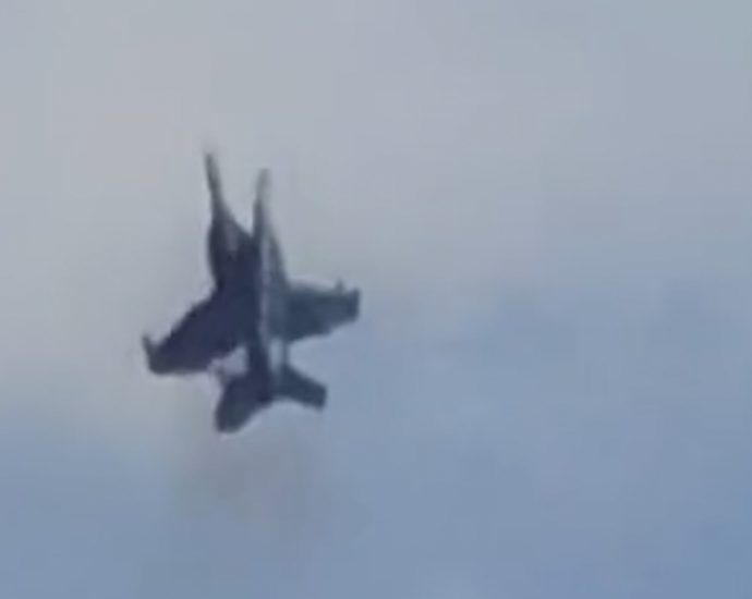 moment-of-collision-between-two-navy-jets-at-idaho-air-show