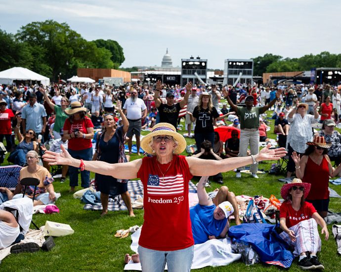 christian-nationalists-pray-for-a-return-to-america’s-“christian-roots”