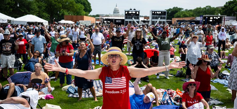 christian-nationalists-pray-for-a-return-to-america’s-“christian-roots”