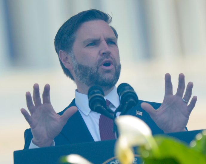 jd-vance-humiliates-himself-as-crowd-stays-silent-during-his-speech