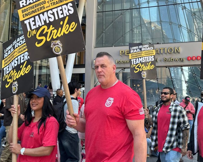 new-yorkers-prep-for-hectic-monday-commute-amid-long-island-rail-road-strike