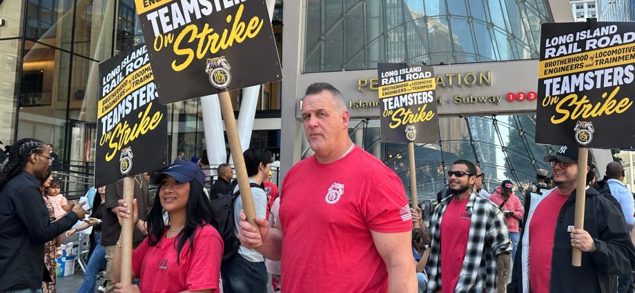 new-yorkers-prep-for-hectic-monday-commute-amid-long-island-rail-road-strike