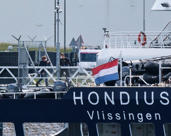 cruise-ship-at-center-of-hantavirus-outbreak-docks-in-the-netherlands