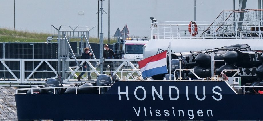 cruise-ship-at-center-of-hantavirus-outbreak-docks-in-the-netherlands