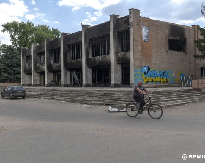 russians-stormed-empty-houses-for-the-cameras-26-km-from-the-town-they-claimed-to-take—and-russia’s-top-general-announced-its-“liberation”
