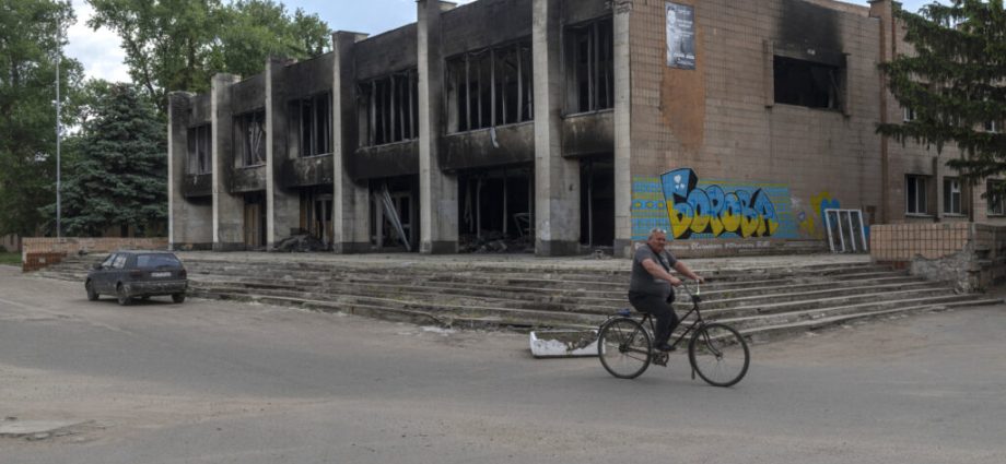 russians-stormed-empty-houses-for-the-cameras-26-km-from-the-town-they-claimed-to-take—and-russia’s-top-general-announced-its-“liberation”
