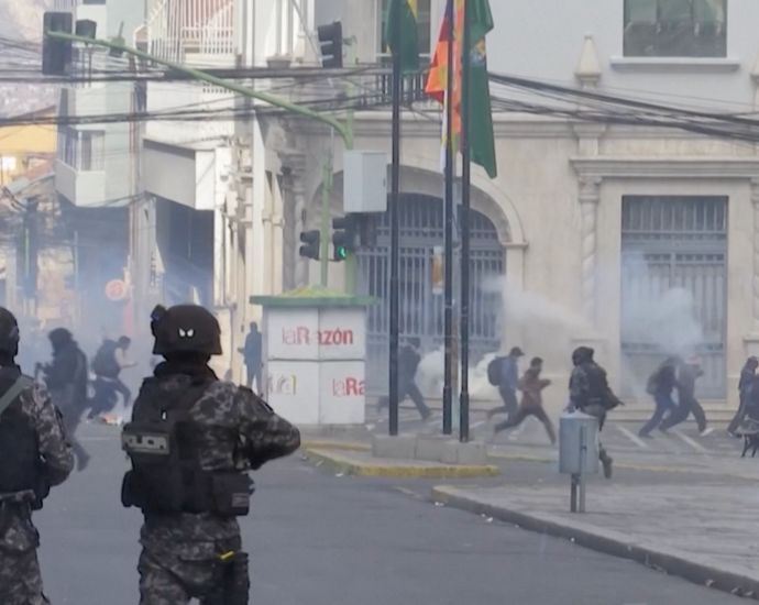 bolivian-miners-clash-with-police-demanding-president-resign