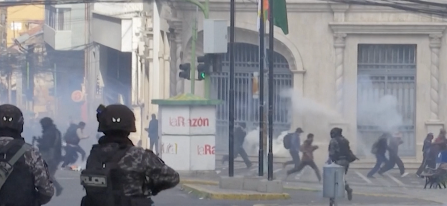 bolivian-miners-clash-with-police-demanding-president-resign