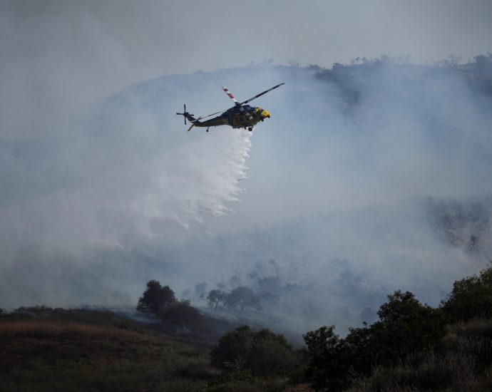 helicopters-douse-flames-threatening-hillside-homes-in-california