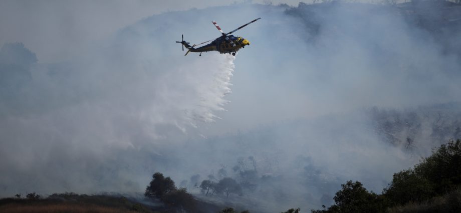 helicopters-douse-flames-threatening-hillside-homes-in-california