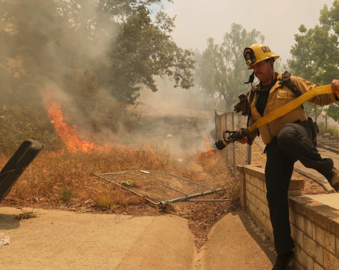 new-wildfires-threaten-homes-and-historic-sites-around-southern-california
