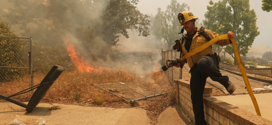 new-wildfires-threaten-homes-and-historic-sites-around-southern-california
