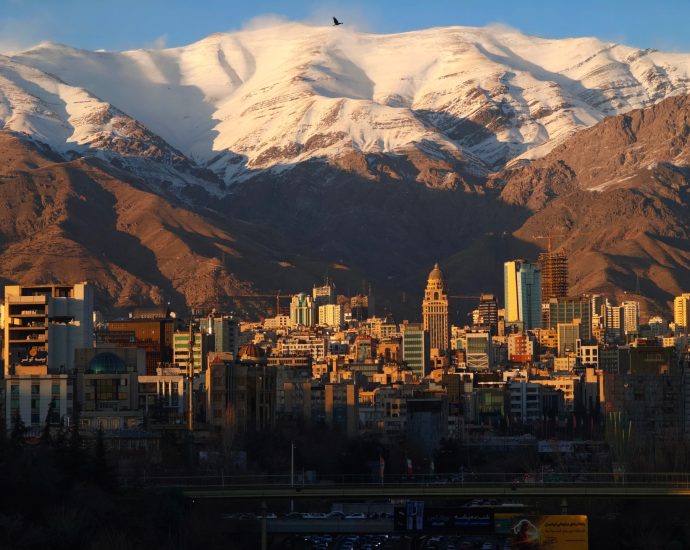 high-prices-in-iran’s-stunted-housing-market-leave-tenants-with-few-options