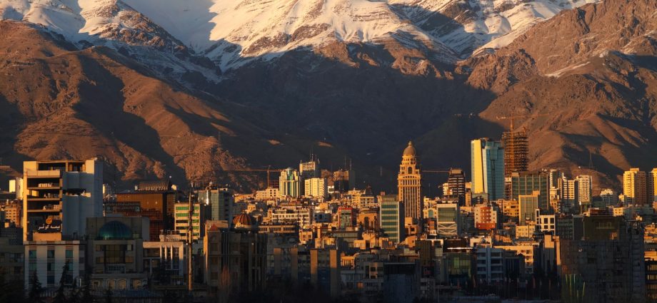 high-prices-in-iran’s-stunted-housing-market-leave-tenants-with-few-options