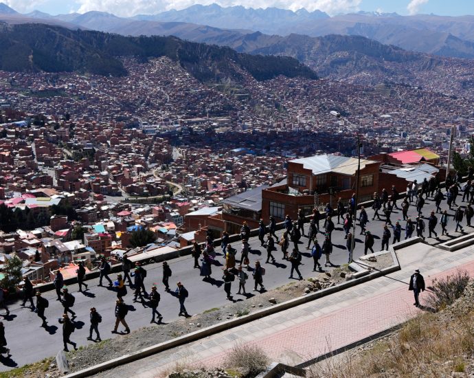 thousands-of-protesters-demand-president’s-resignation-in-bolivia’s-la-paz