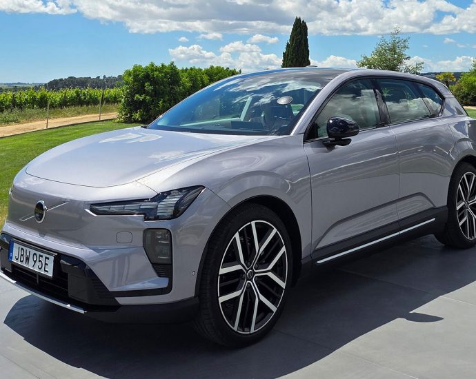 2027-volvo-ex60-first-drive:-volvo-starts-over-on-evs-with-midsize-suv