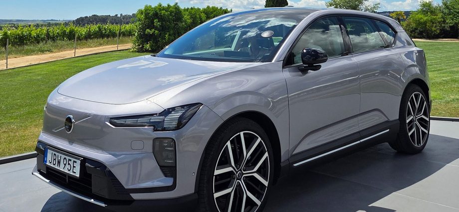 2027-volvo-ex60-first-drive:-volvo-starts-over-on-evs-with-midsize-suv