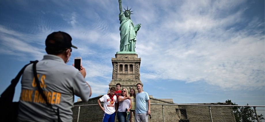 us-launches-new-fact-checking-platform-to-combat-declining-international-tourism 