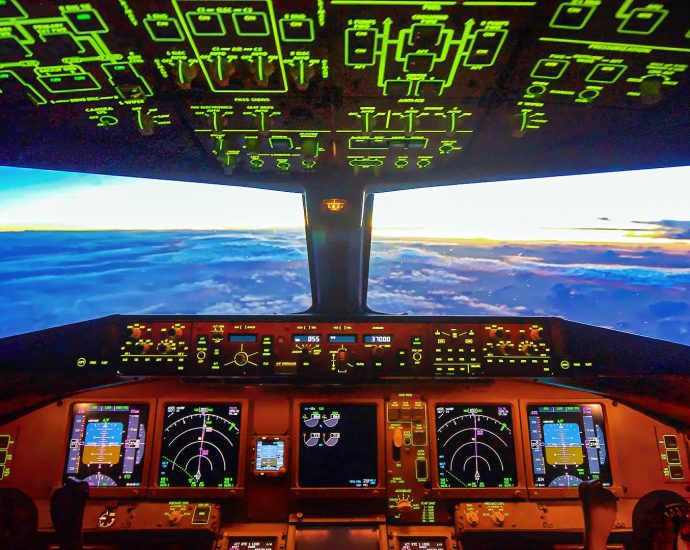 5-hidden-features-of-the-boeing-777-cockpit