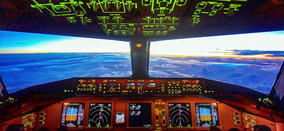 5-hidden-features-of-the-boeing-777-cockpit