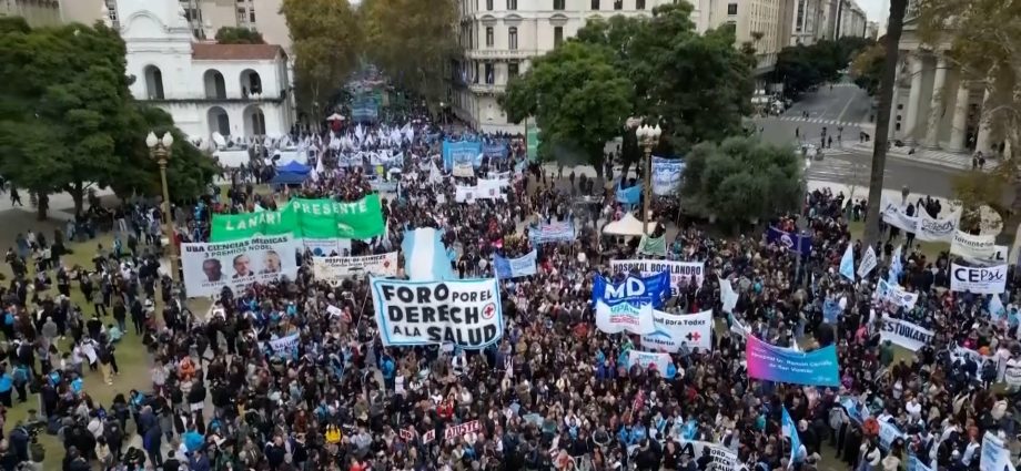 argentina-protesters-condemn-milei-healthcare-funding-cuts