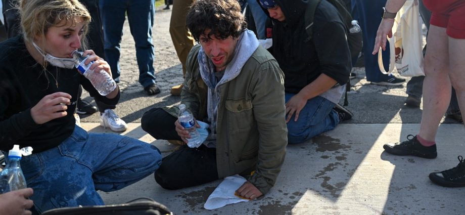 feds-forced-to-drop-case-against-“broadview-six”-anti-ice-protesters