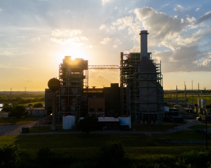 austin’s-approval-of-a-gas-peaker-plant-echos-america’s-power-dilemma