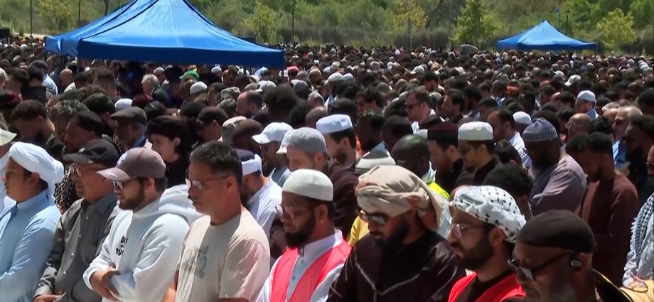thousands-attend-funeral-prayers-for-san-diego-mosque-attack-victims