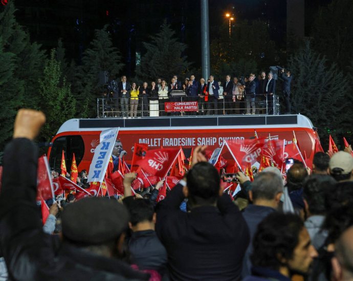 turkish-opposition-leader-vows-to-stay-after-court-ousts-him