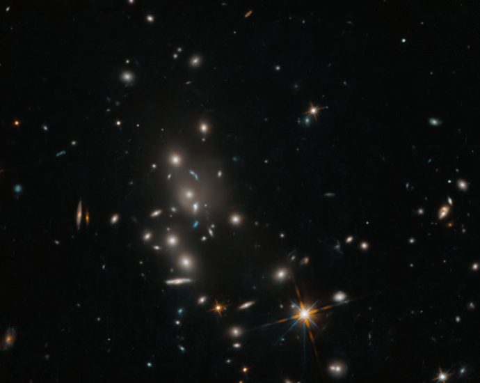 hubble-captures-galaxy-cluster