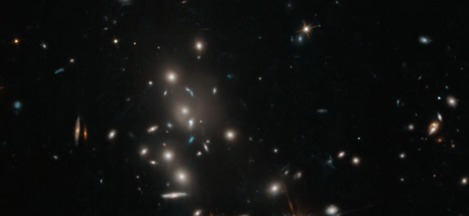 hubble-captures-galaxy-cluster