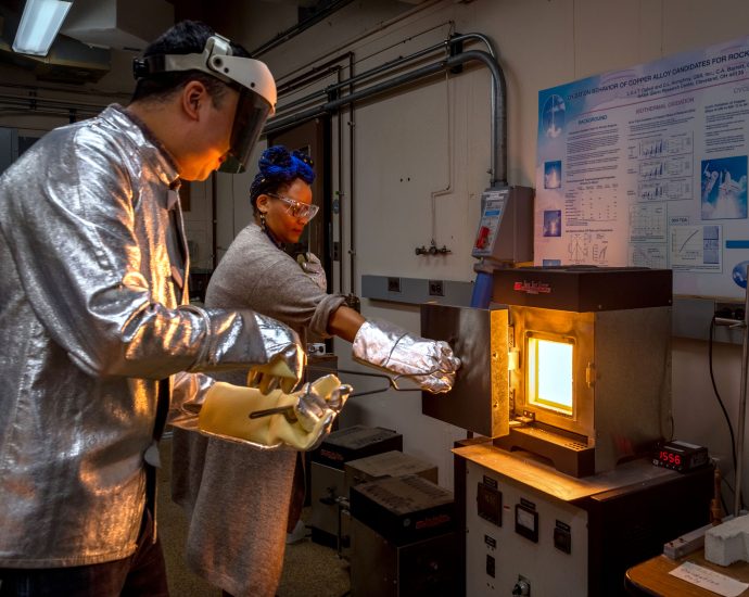 new-material-could-help-nasa-melt-moon-rocks,-harness-lunar-resources