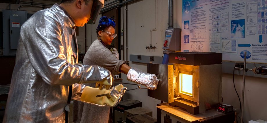 new-material-could-help-nasa-melt-moon-rocks,-harness-lunar-resources
