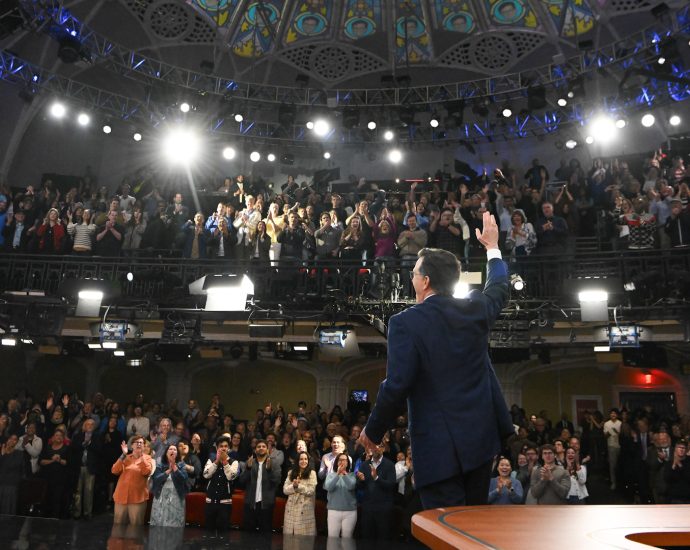 ignoring-the-traitor,-colbert-bids-farewell-to-‘late-show’-as-cbs-transitions-time-slot